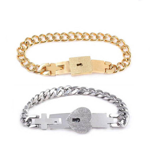 Paare 2BFFs sperren sich gegenseitig Armbänder